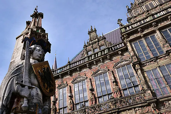 Roland in the foreground with the town hall behind.