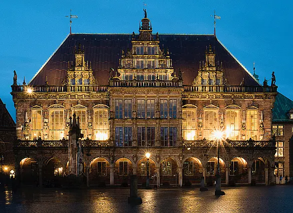 Das neugedeckte erleuchtete Rathaus 