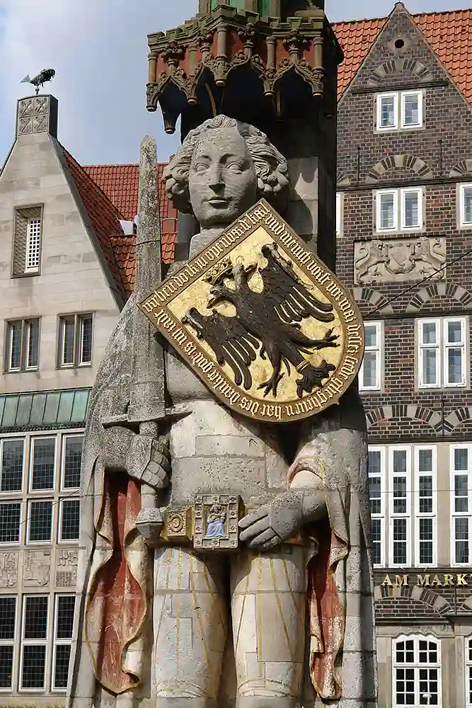 The Roland on the market square with pedestal and canopy.