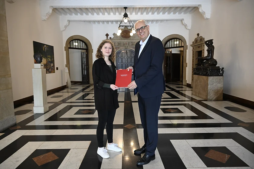 Zum Abschluss übergab die Studentin ihre gebundene Bachelorarbeit an Bürgermeister Andreas Bovenschulte, der ihr herzlich zum erfolgreich absolvierten Studium mit der Traumnote von 1,1 gratulierte. 