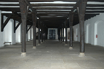 Untere Halle: Sie ist seit sechs Jahrhunderten in nahezu unveränderter Form erhalten und gilt als eine der wenigen bedeutenden Profanbauten der späten Gotik.