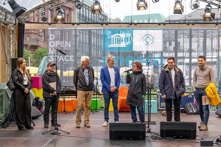 Studierende der Public History Bremen und ihre Lehrenden am 31. Mai 2024 im Gespräch mit Markus Riemann (Mitte) über Geschichte und Welterbe während der Bremer Welterbetage 2024: Vivien Bickmeier, Jeremy Stüven, Prof. Dr. Konrad Elmshäuser, Dr. Thekla Keuck, Pitt Woischneck, Manuel Ehrmanntraut (v.l.n.r.)