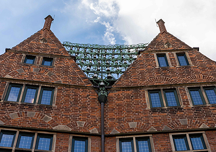 Glockenspiel in der Böttcherstraße bestehend aus vielen kleinen Glöckchen die in einer Dreiecksform angeordnet sind.