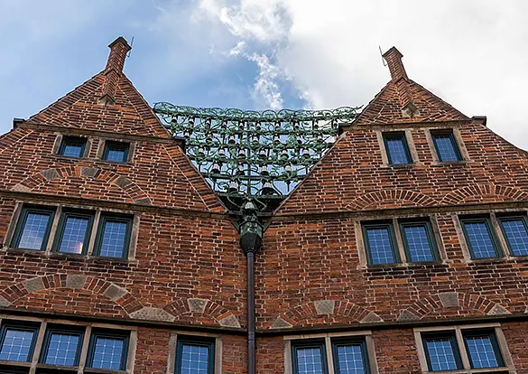 Glockenspiel in der Böttcherstraße bestehend aus vielen kleinen Glöckchen die in einer Dreiecksform angeordnet sind.